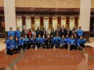 一群人站在建筑的摆设布局AI 生成的内容可能不正确。